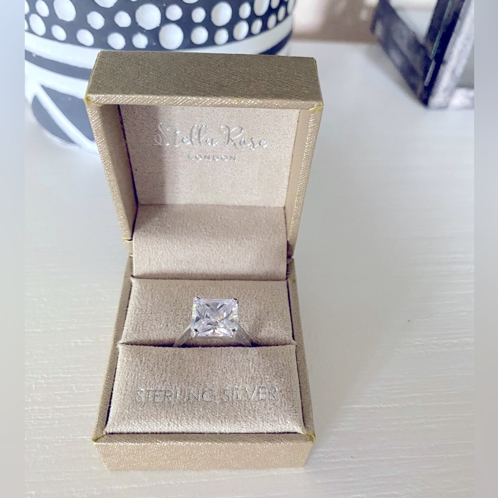 Brand New Stella Rose Cubic Zirconia Diamond Sterling Silver ring size 6